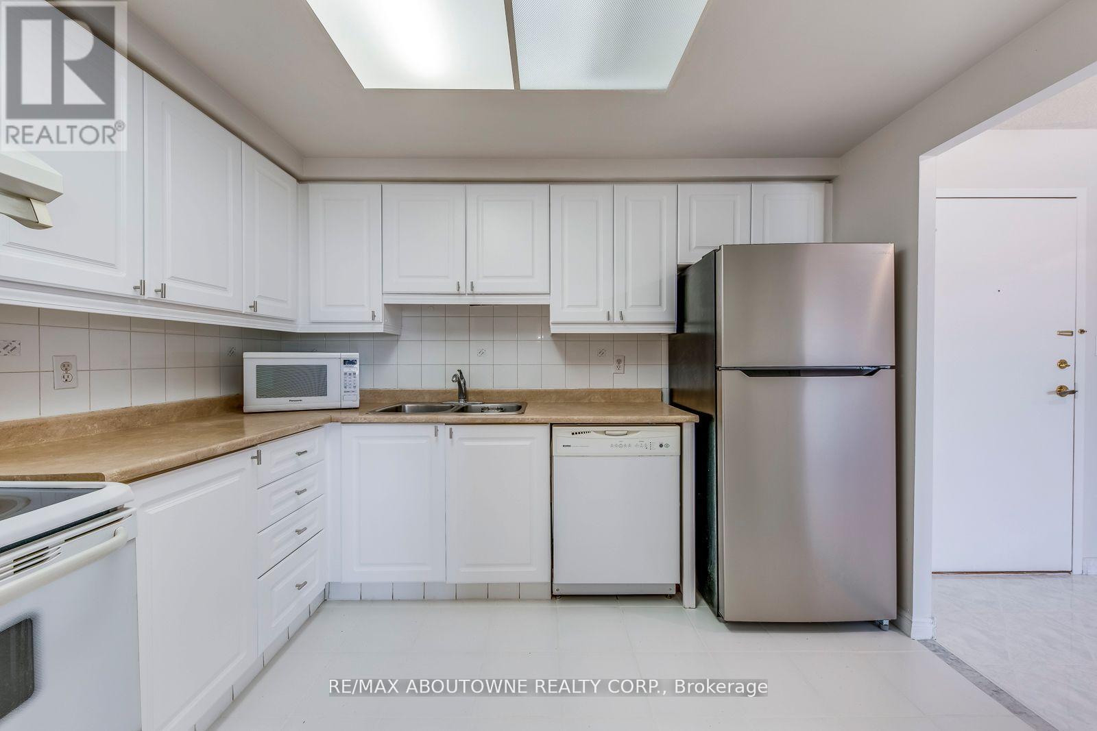 1415 - 135 Hillcrest Avenue, Mississauga, Ontario  L5B 4B1 - Photo 19 - W12680288