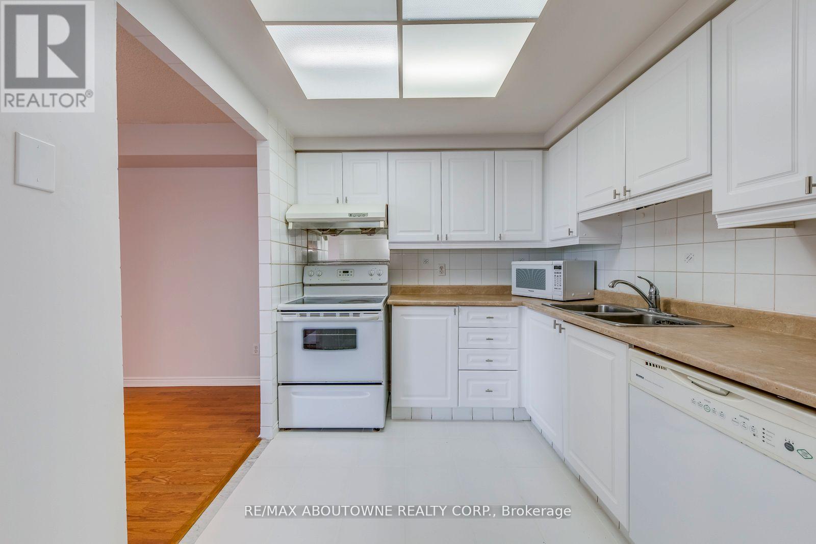 1415 - 135 Hillcrest Avenue, Mississauga, Ontario  L5B 4B1 - Photo 21 - W12680288