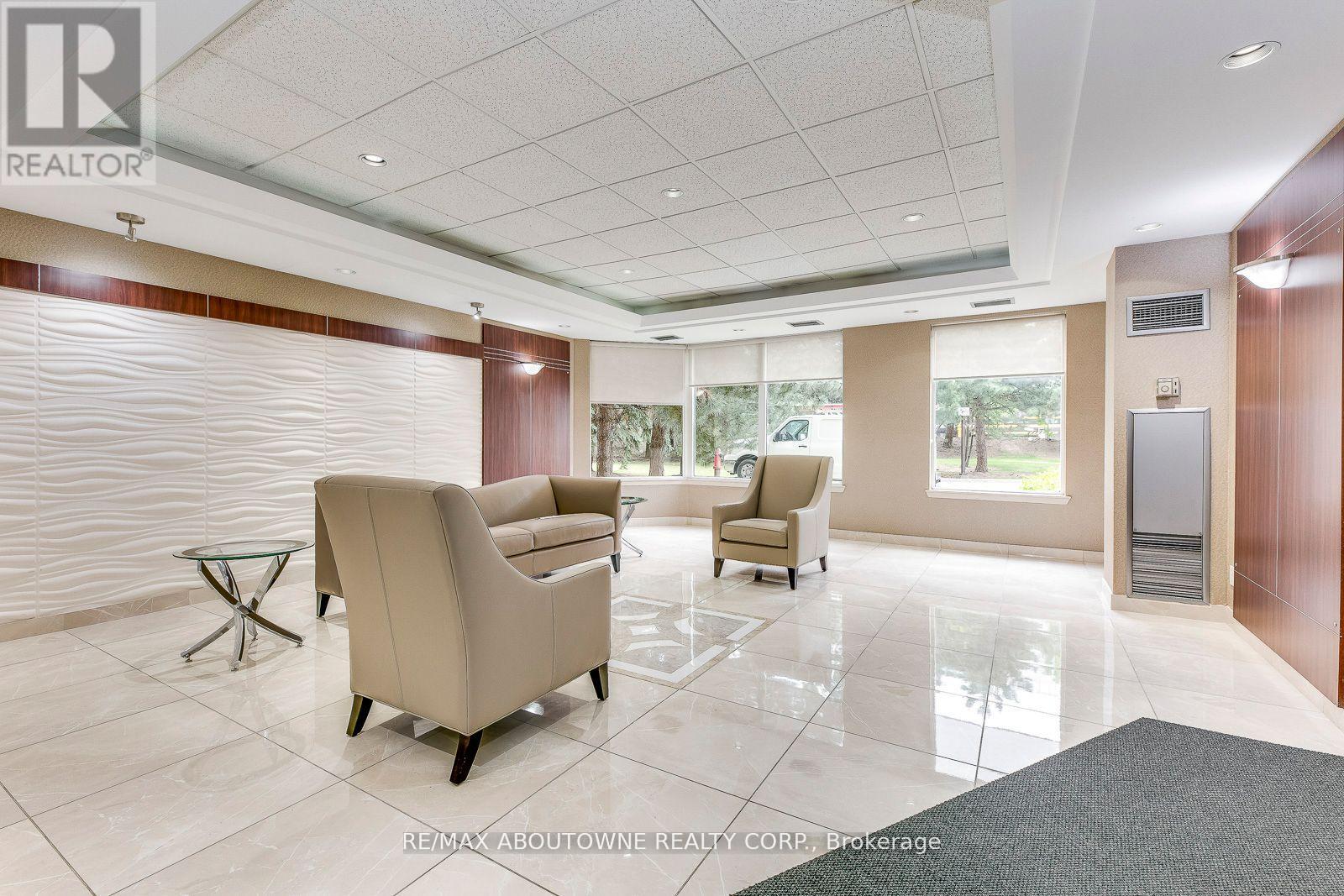 1415 - 135 Hillcrest Avenue, Mississauga, Ontario  L5B 4B1 - Photo 5 - W12680288