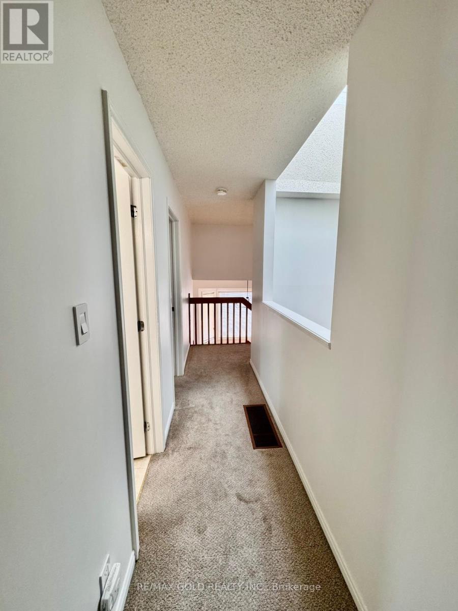 140 Dinison Crescent, Kitchener, Ontario  N2E 2V2 - Photo 11 - X12680300