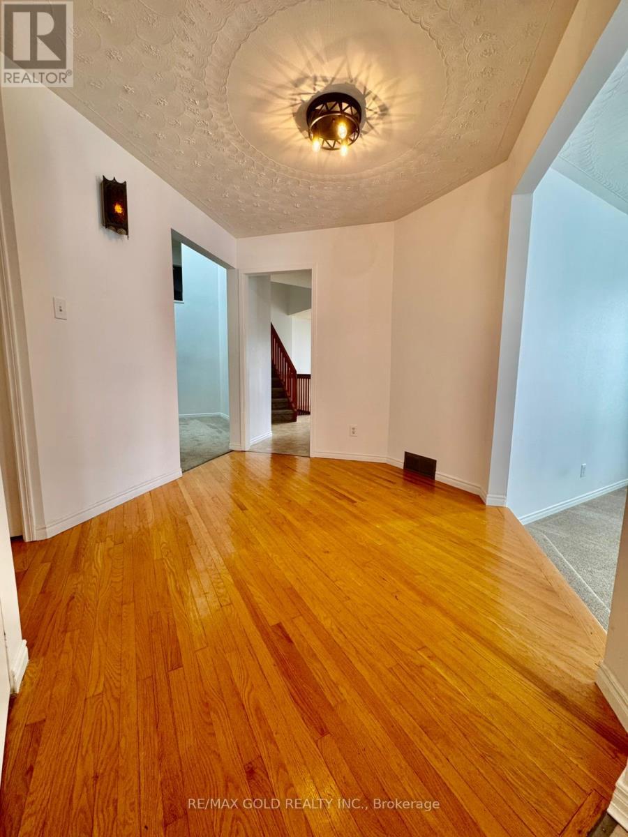 140 Dinison Crescent, Kitchener, Ontario  N2E 2V2 - Photo 3 - X12680300