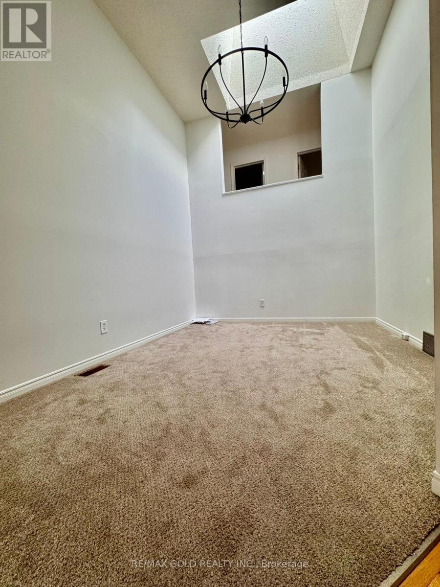 140 Dinison Crescent, Kitchener, Ontario  N2E 2V2 - Photo 5 - X12680300