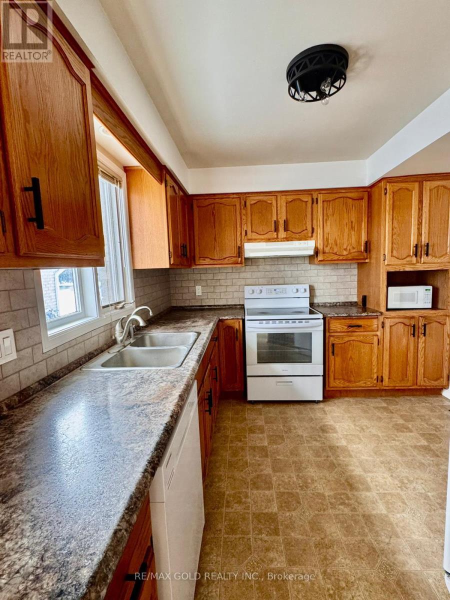 140 Dinison Crescent, Kitchener, Ontario  N2E 2V2 - Photo 7 - X12680300