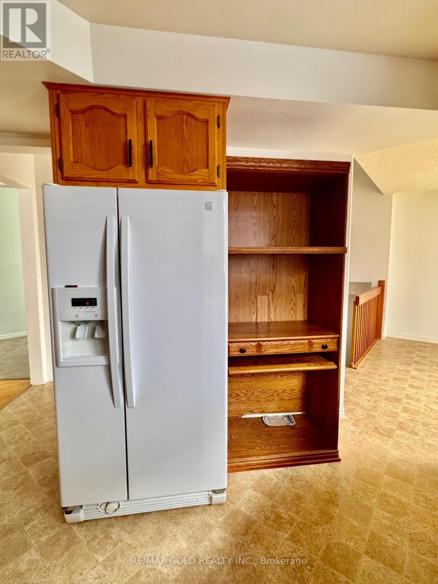 140 Dinison Crescent, Kitchener, Ontario  N2E 2V2 - Photo 8 - X12680300