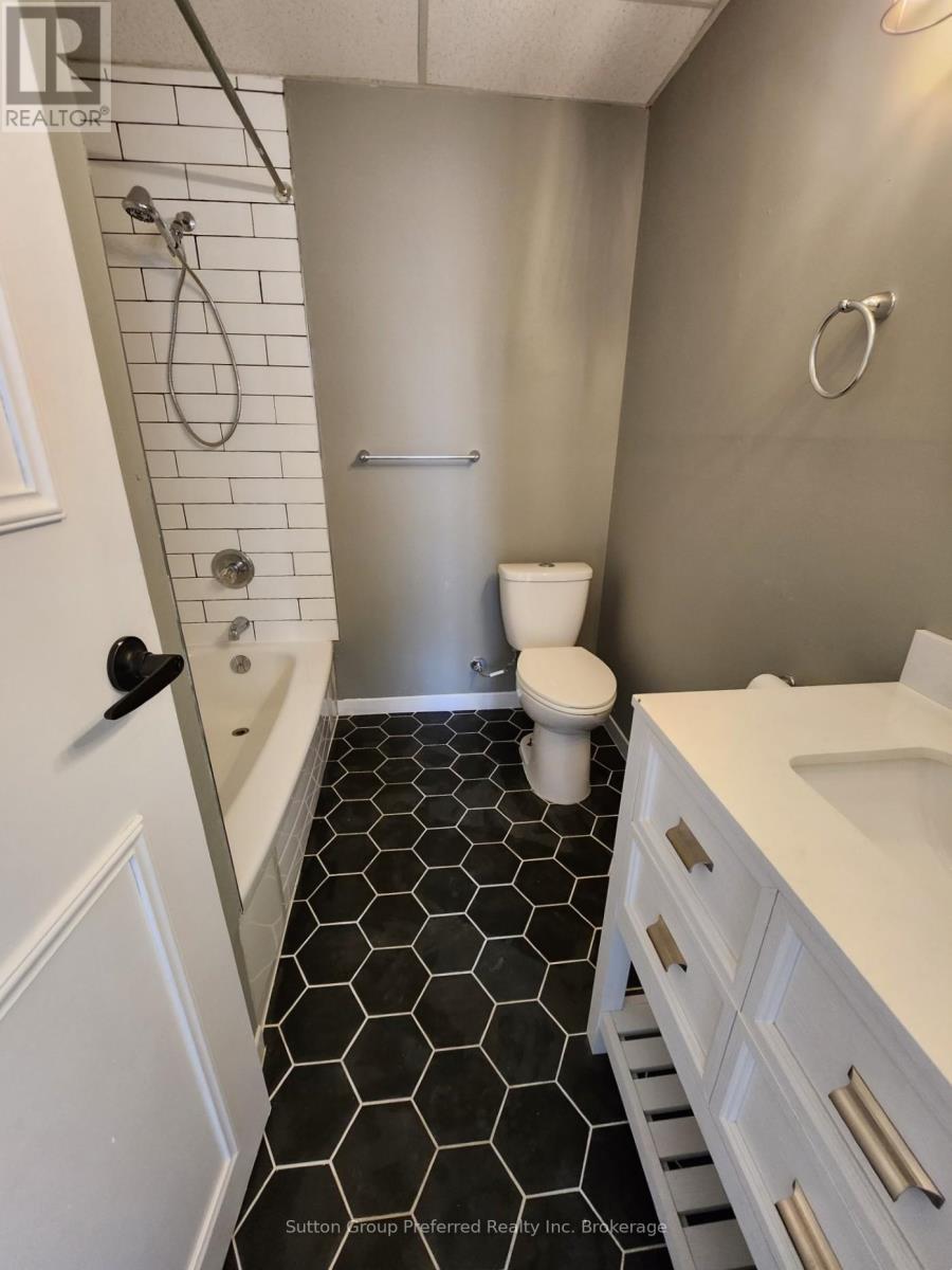 1792 Longwoods Road, Southwest Middlesex, Ontario  N0L 2N9 - Photo 12 - X12680444