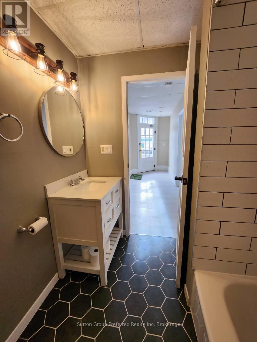 1792 Longwoods Road, Southwest Middlesex, Ontario  N0L 2N9 - Photo 13 - X12680444