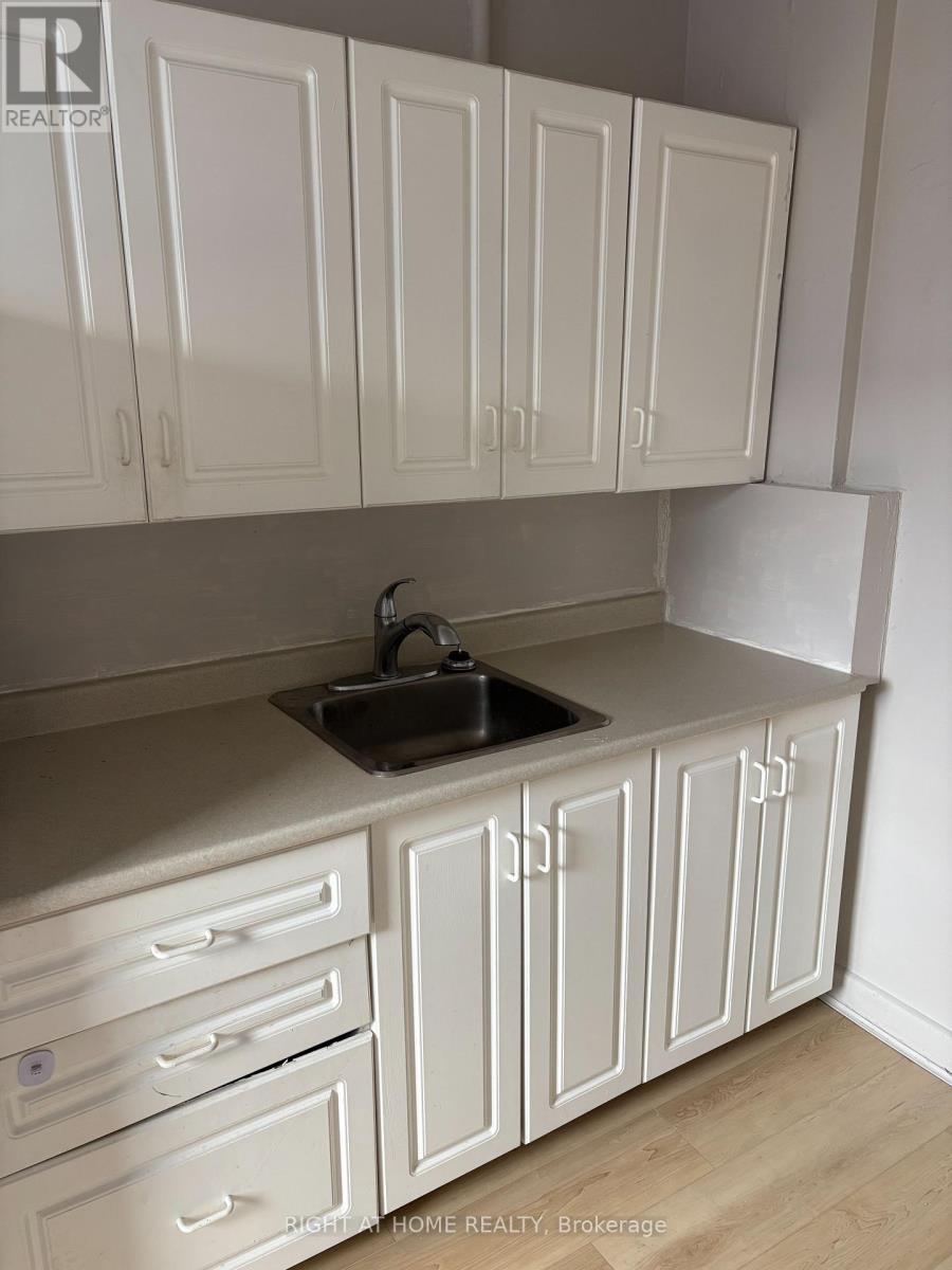 1020 O'connor Drive, Toronto, Ontario  M4B 2T3 - Photo 9 - E12679478