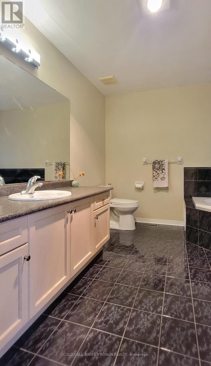 398 Marble Place, Newmarket, Ontario  L3X 2P1 - Photo 21 - N12680542