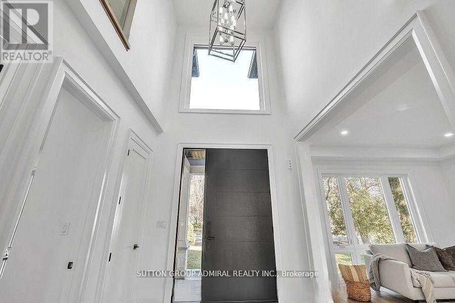 1377 Rometown Drive, Mississauga, Ontario  L5E 2T5 - Photo 13 - W12680436