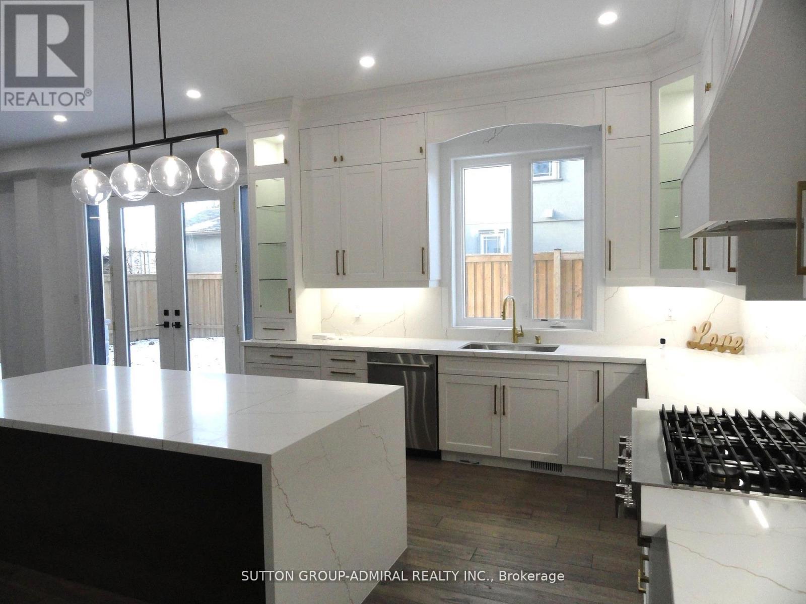 1377 Rometown Drive, Mississauga, Ontario  L5E 2T5 - Photo 20 - W12680436