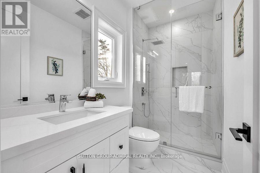 1377 Rometown Drive, Mississauga, Ontario  L5E 2T5 - Photo 32 - W12680436