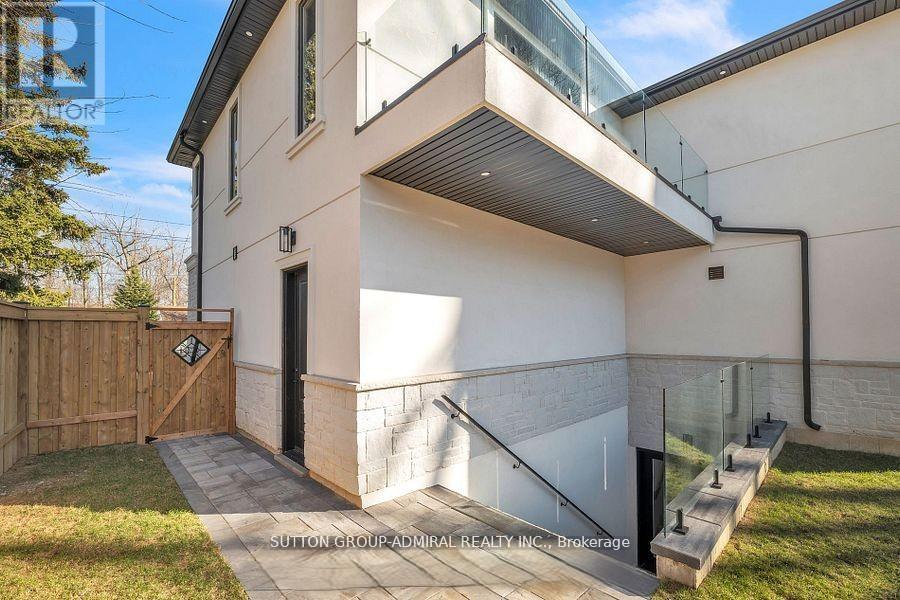 1377 Rometown Drive, Mississauga, Ontario  L5E 2T5 - Photo 43 - W12680436