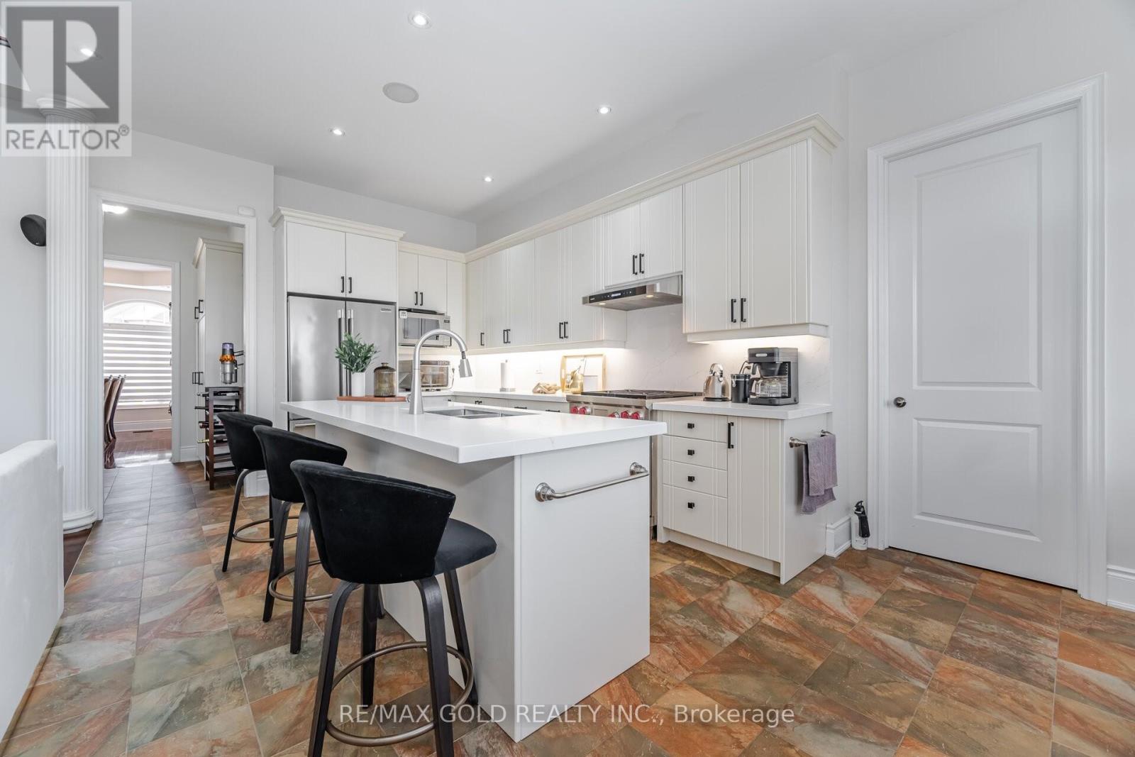 10 Vissini Way, Brampton, Ontario  L6P 2W2 - Photo 8 - W12680570