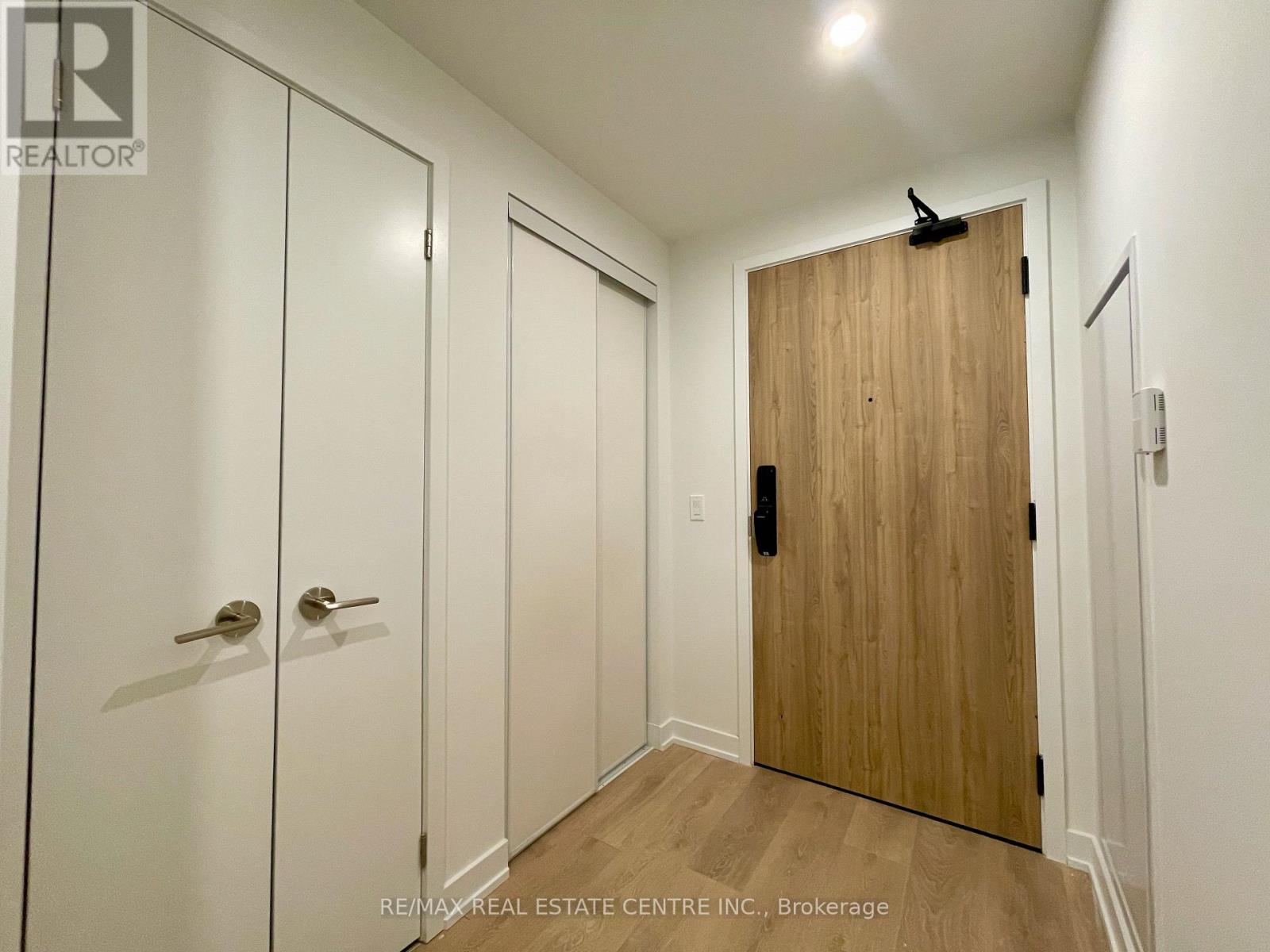 509 - 1 Fairview Road E, Mississauga, Ontario  L5A 4C6 - Photo 3 - W12680590