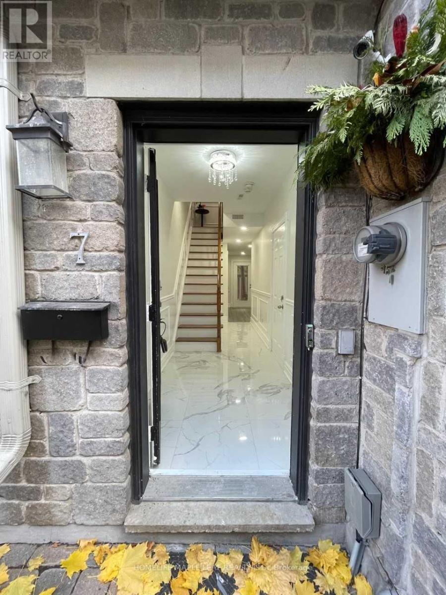 7 Annex Lane, Toronto, Ontario  M5R 3V2 - Photo 2 - C12680878