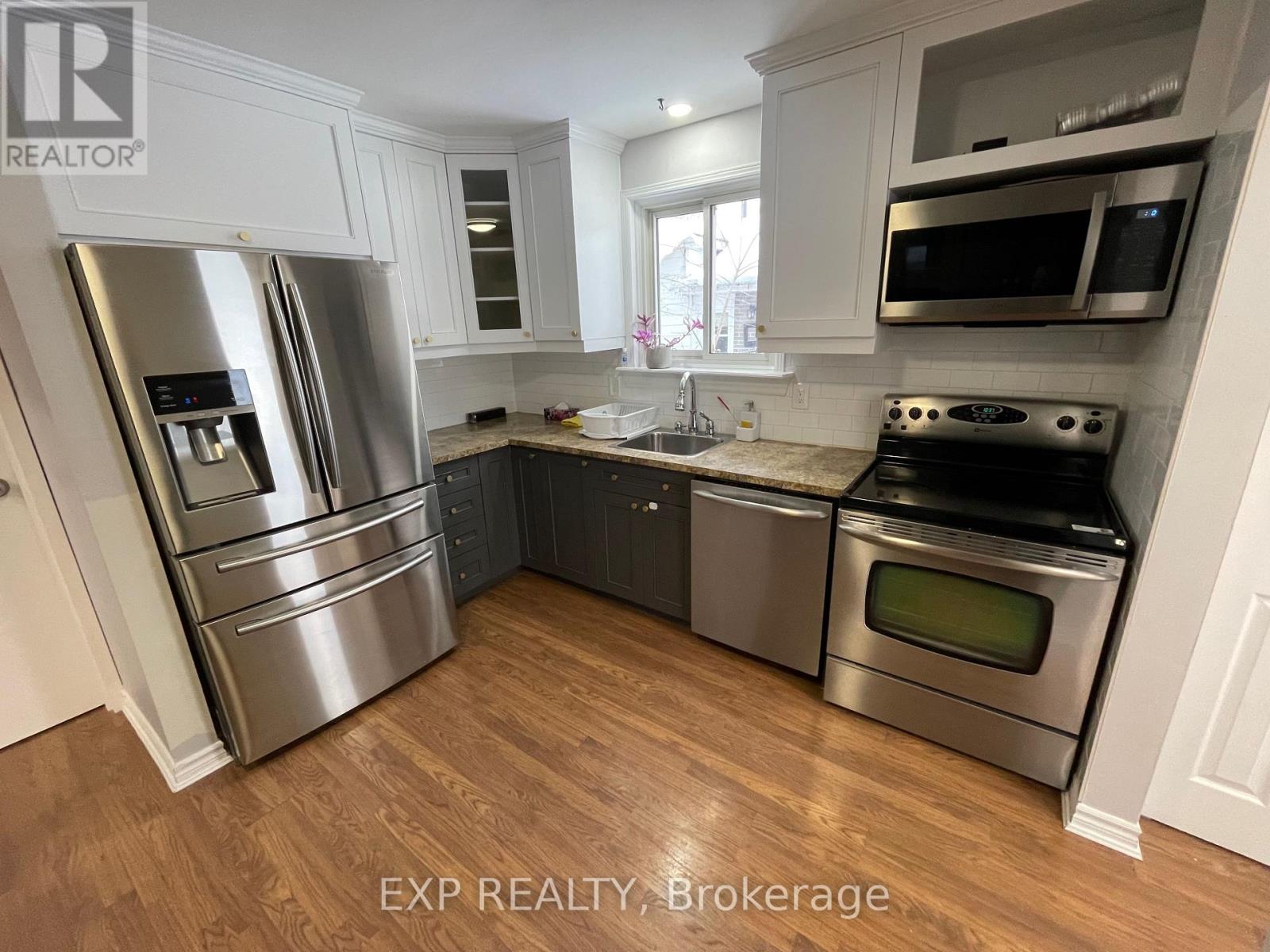 7 Burbank Pl (Main) Place, Barrie (Wellington), Ontario  L4M 2S8 - Photo 1 - S12680698