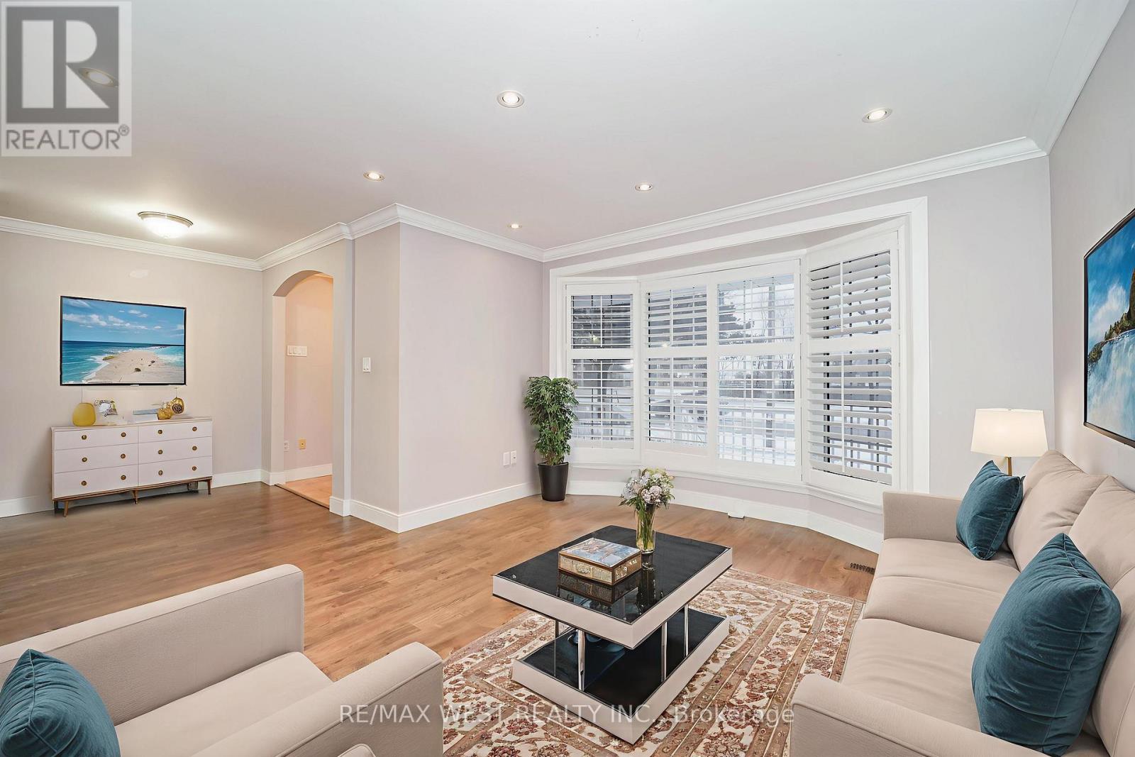 43 Dunsany Crescent, Toronto, Ontario  M9R 3W7 - Photo 3 - W12680668