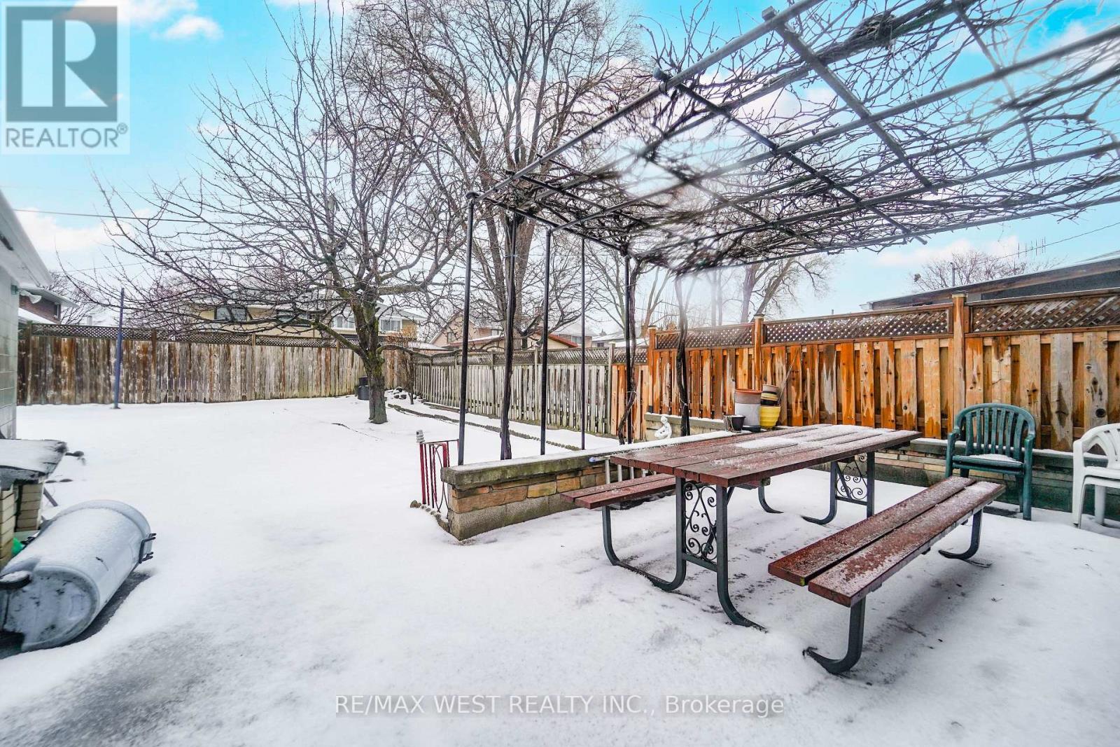 43 Dunsany Crescent, Toronto, Ontario  M9R 3W7 - Photo 9 - W12680668