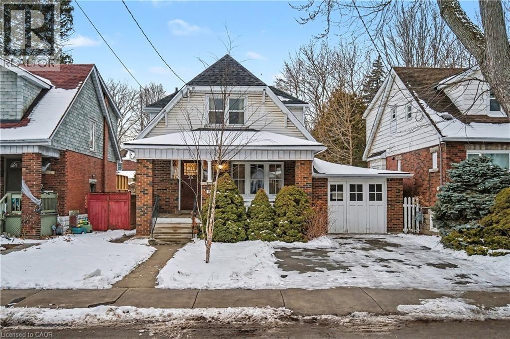 <div class="slider-price">$799,900</div><p>39 N Haddon Avenue N, Hamilton, Ontario</p>