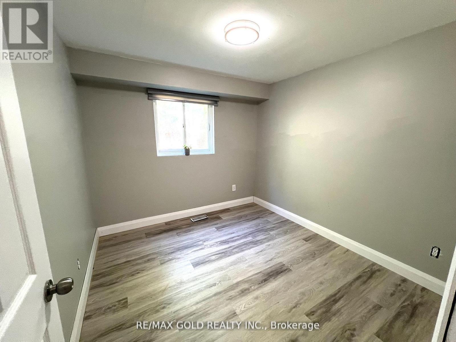 Lower - 156 Mooregate Crescent, Kitchener, Ontario  N2M 2G1 - Photo 14 - X12680864