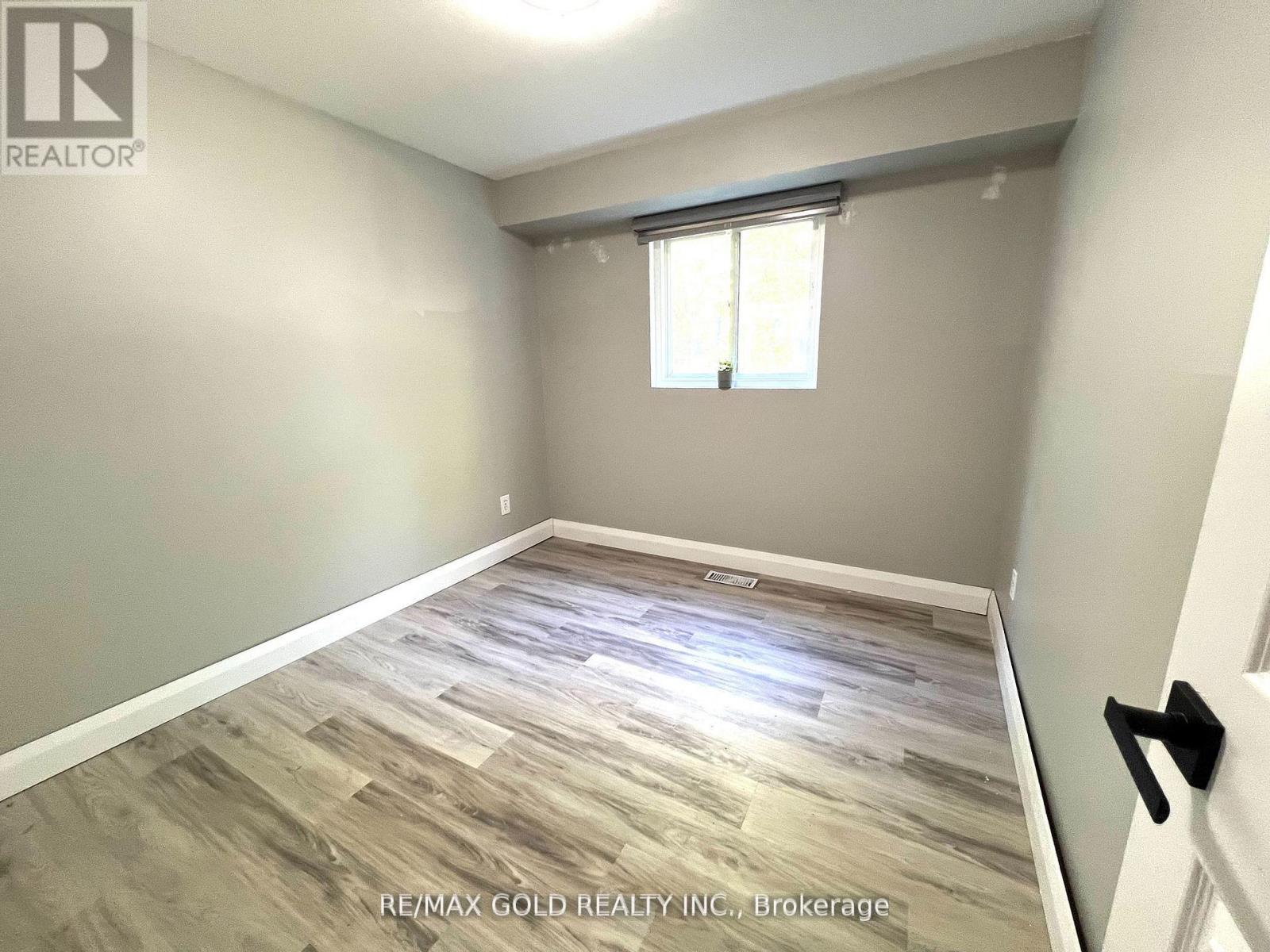 Lower - 156 Mooregate Crescent, Kitchener, Ontario  N2M 2G1 - Photo 17 - X12680864