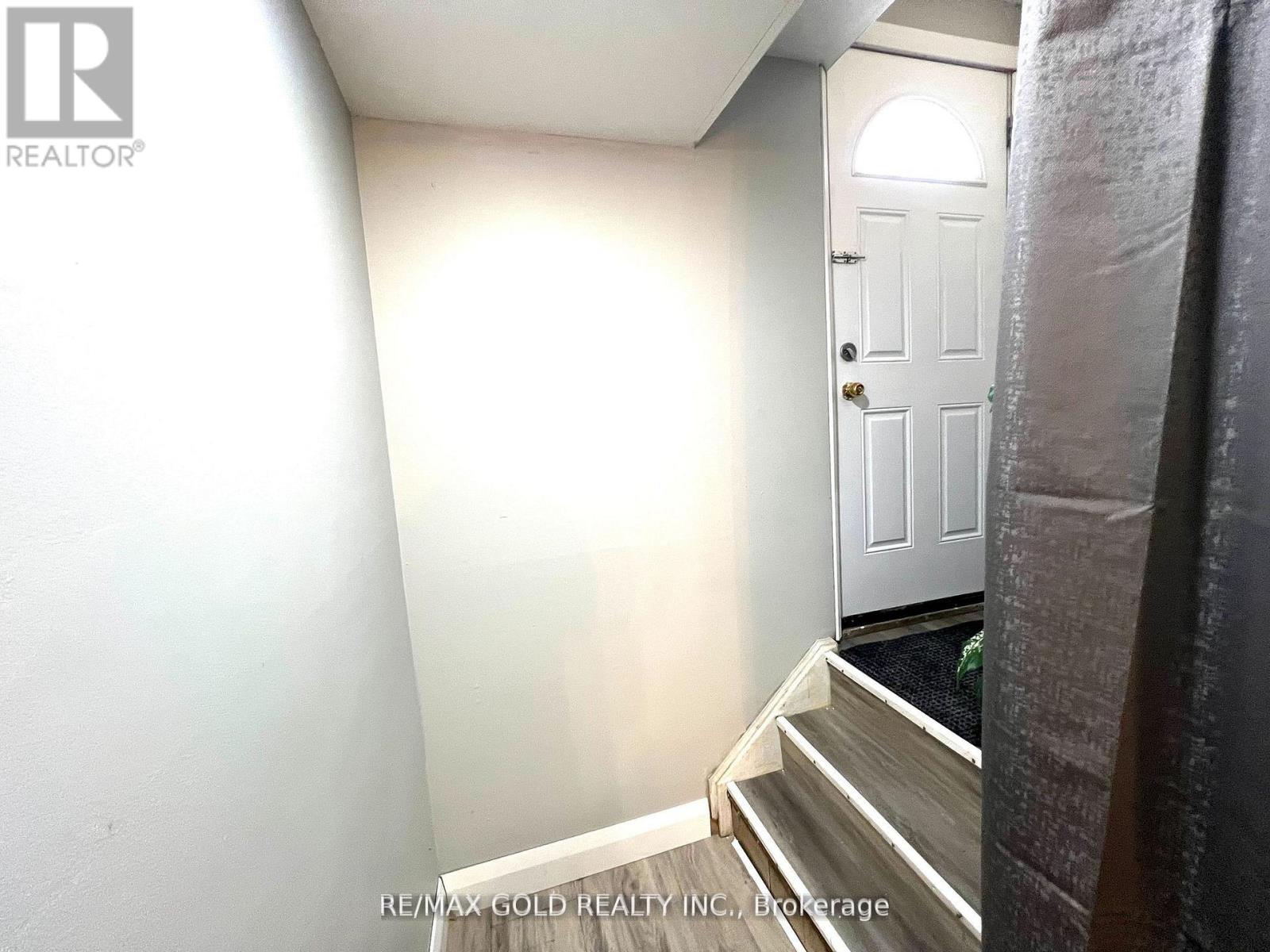 Lower - 156 Mooregate Crescent, Kitchener, Ontario  N2M 2G1 - Photo 4 - X12680864