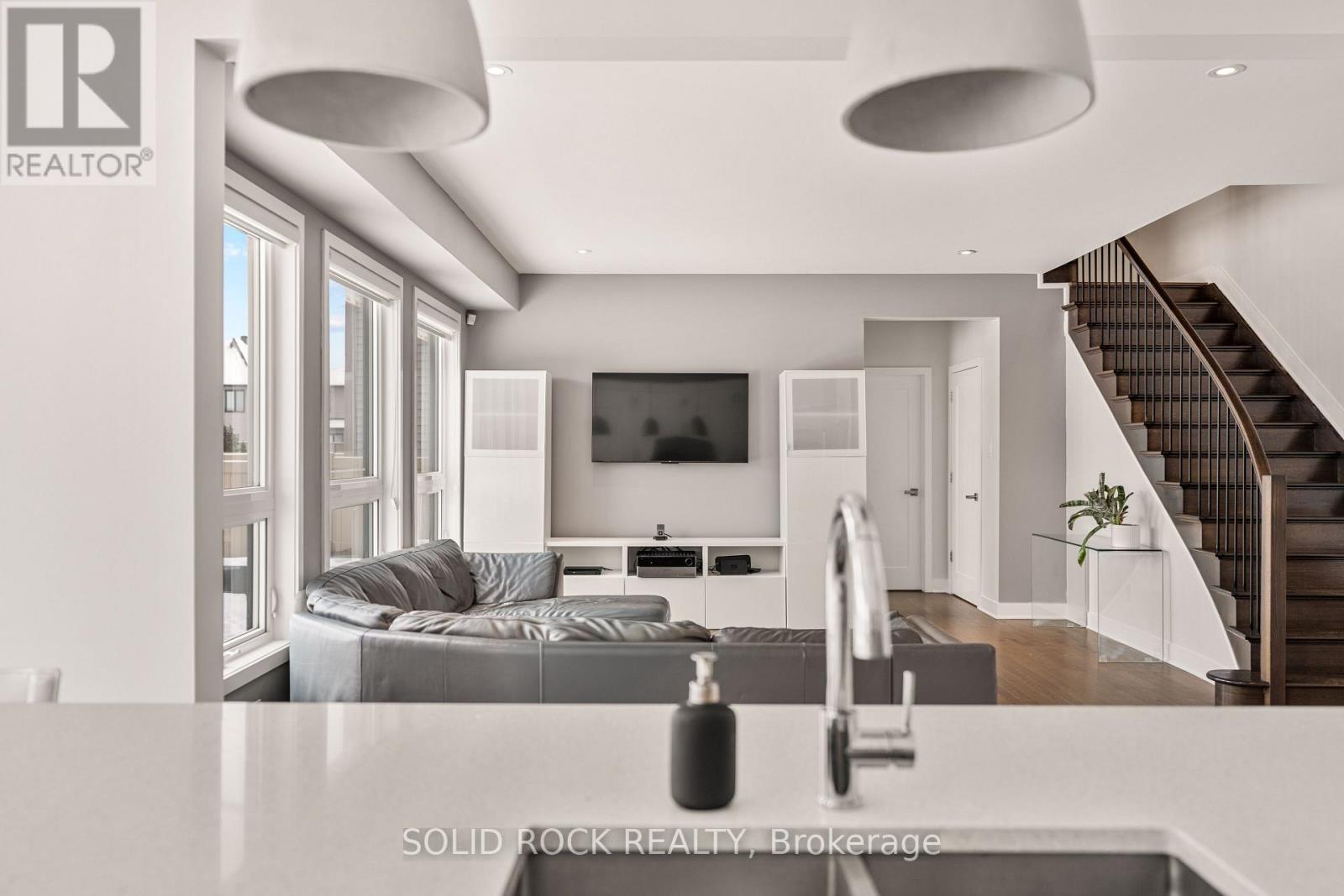 242 Shinleaf Crescent, Ottawa, Ontario  K1W 0J2 - Photo 10 - X12680940