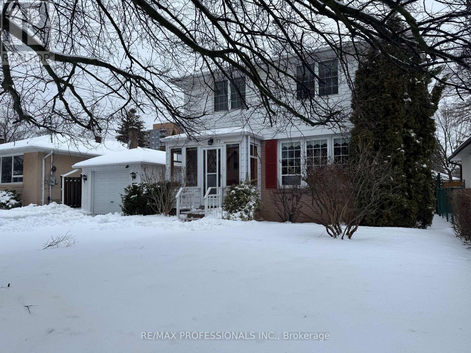 77 Bedford Park Avenue, Richmond Hill, Ontario  L4C 2N9 - Photo 4 - N12680072