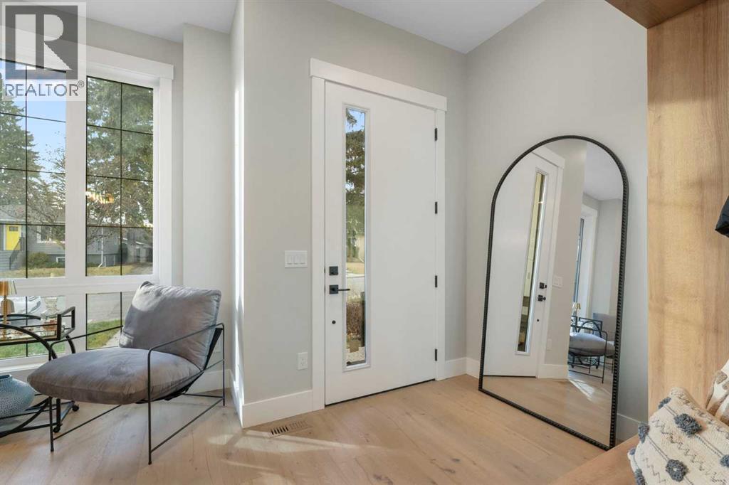 2414 35 Street Sw, Calgary, Alberta  T3E 2Y1 - Photo 3 - A2270777