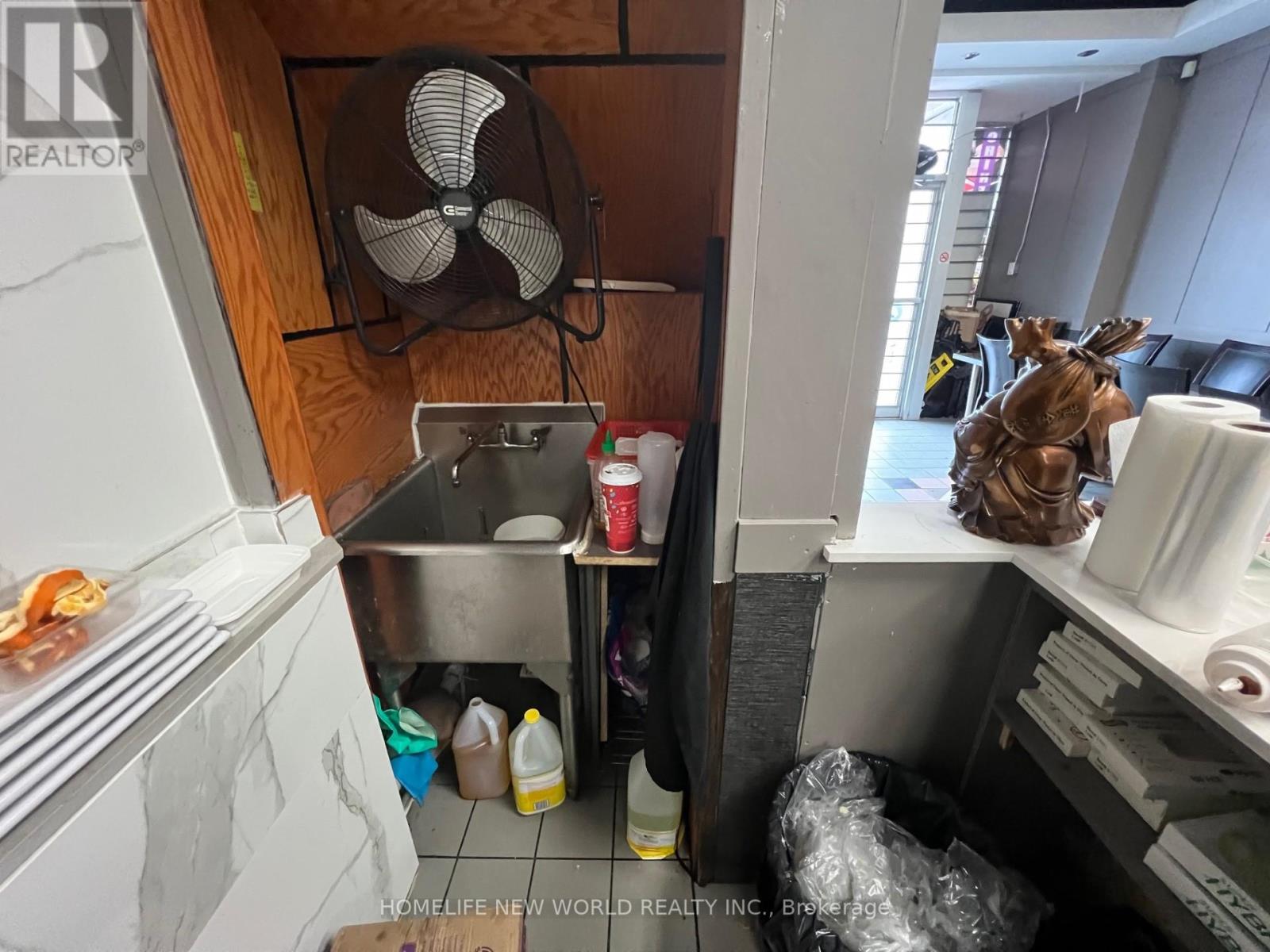 Gnd+bmt - 1662 Eglinton Avenue W, Toronto, Ontario  M6E 2H2 - Photo 13 - W12681034