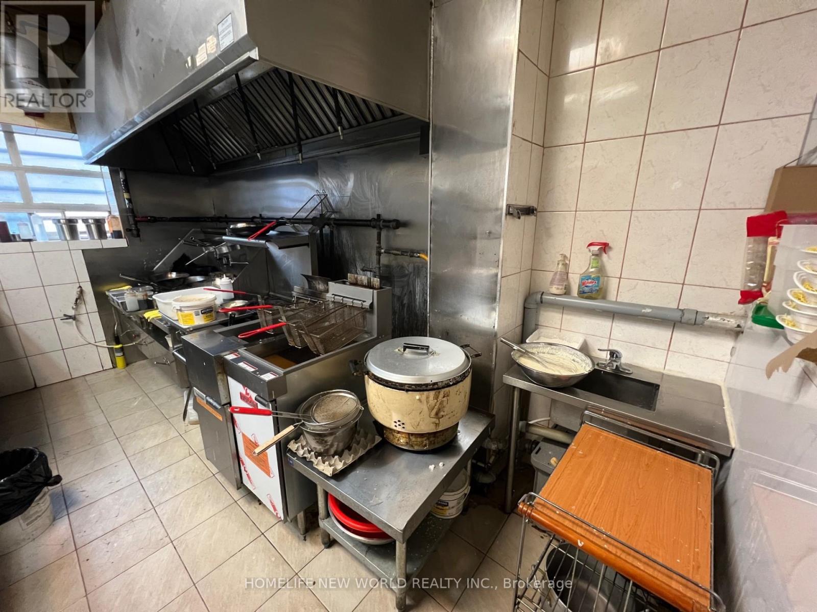 Gnd+bmt - 1662 Eglinton Avenue W, Toronto, Ontario  M6E 2H2 - Photo 20 - W12681034