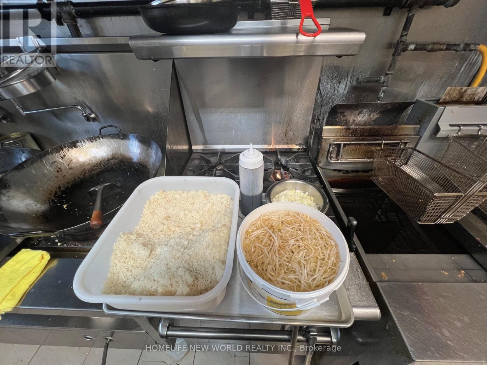 Gnd+bmt - 1662 Eglinton Avenue W, Toronto, Ontario  M6E 2H2 - Photo 23 - W12681034