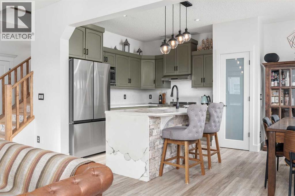 18 Cimarron Grove Bay, Okotoks, Alberta  T1S 2H3 - Photo 4 - A2270676