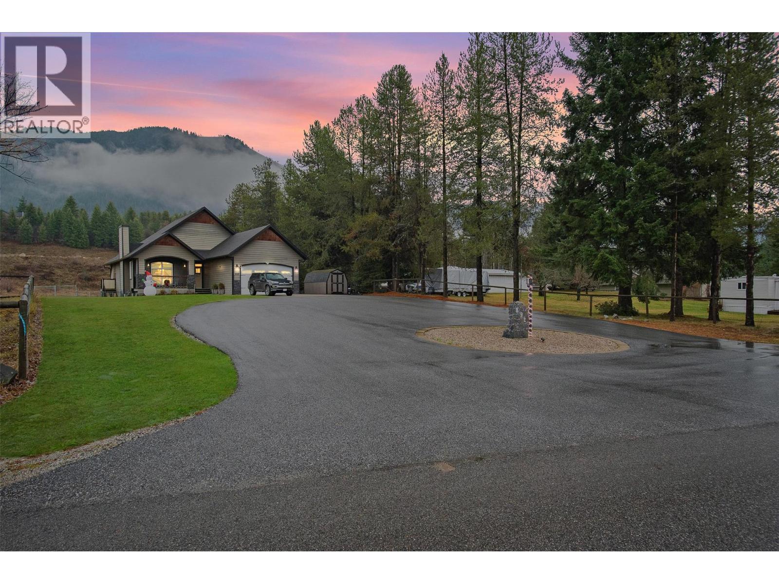 892 Waterloo Road, Castlegar, British Columbia  V1N 4K8 - Photo 2 - 10371118