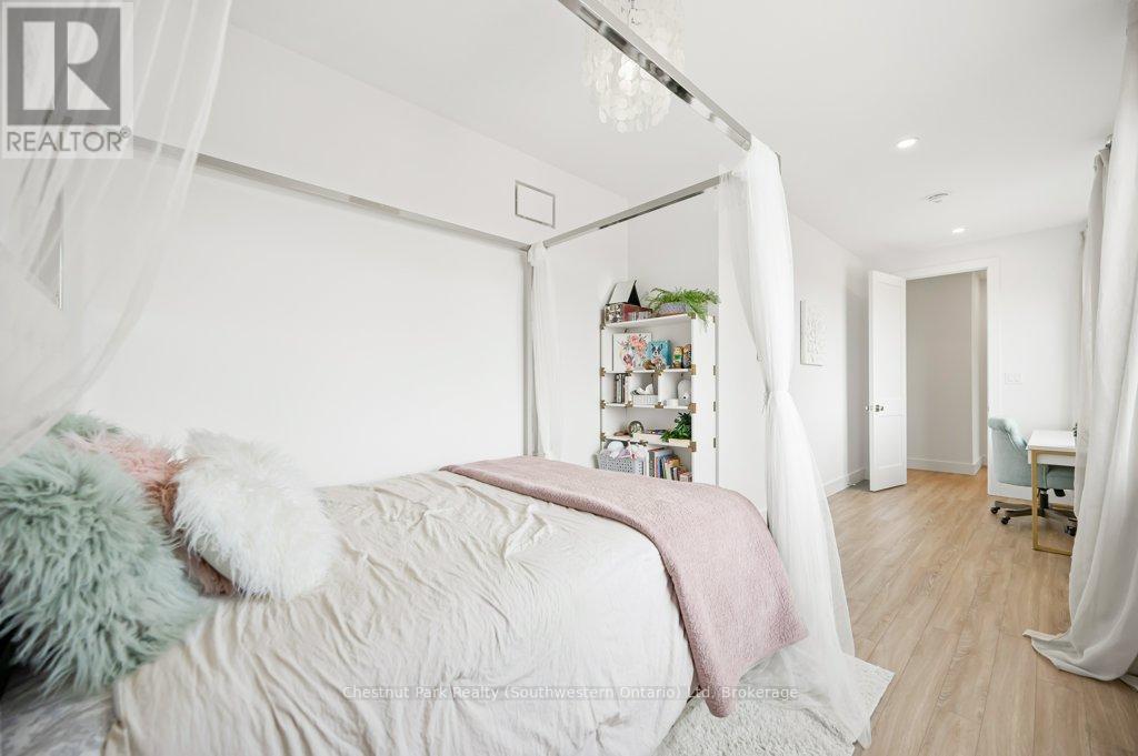 27 Vardon Drive, Guelph, Ontario N1G 1W8 - Photo 35 - X12096573