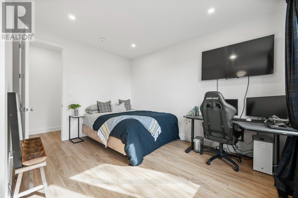 27 Vardon Drive, Guelph, Ontario N1G 1W8 - Photo 37 - X12096573