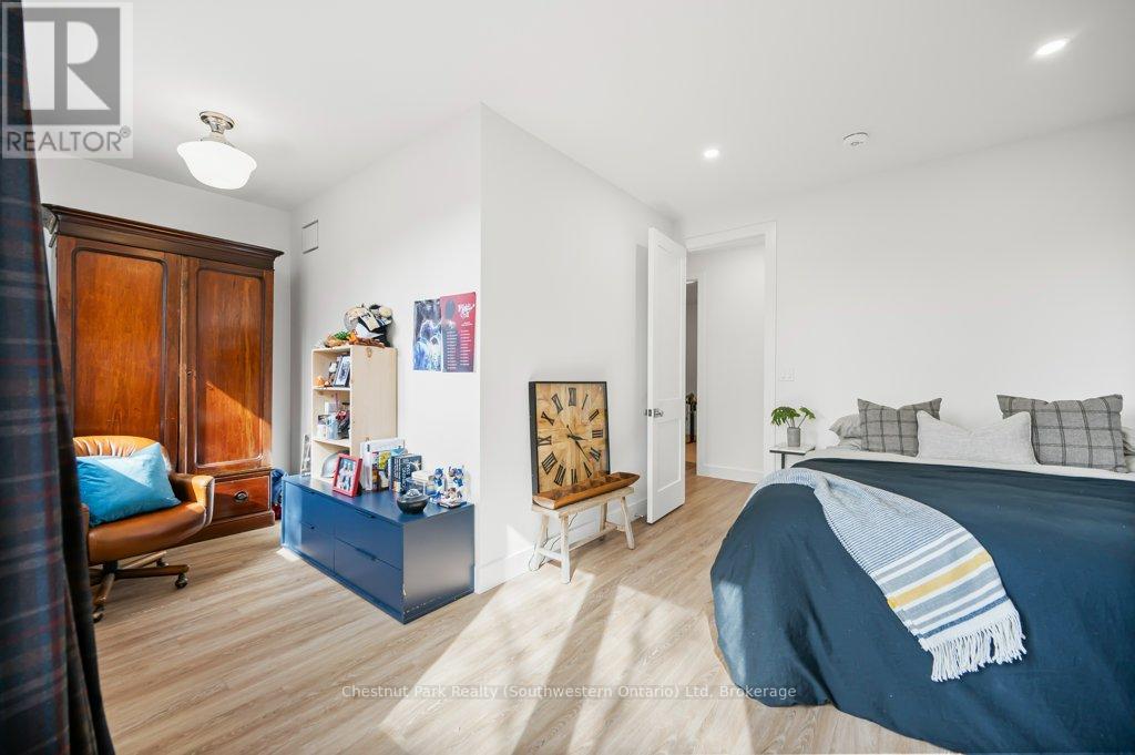 27 Vardon Drive, Guelph, Ontario N1G 1W8 - Photo 39 - X12096573