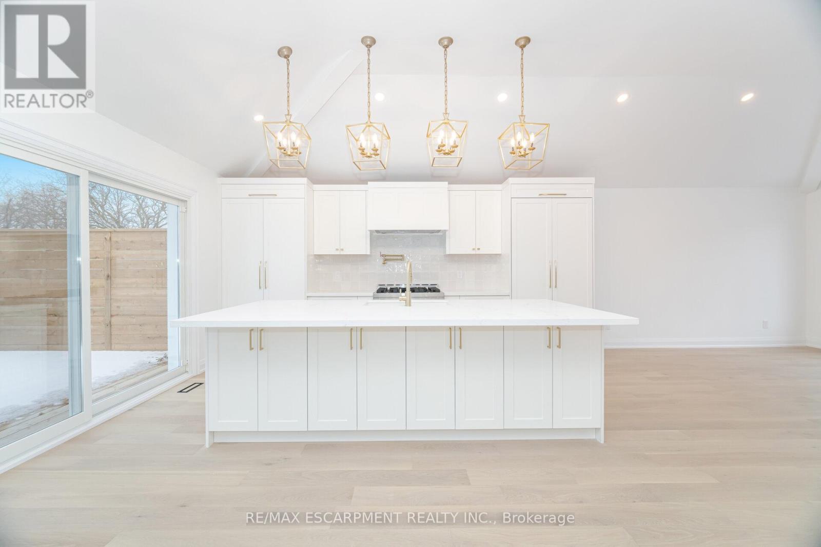 2276 Wyandotte Drive, Oakville, Ontario  L6L 2T5 - Photo 7 - W12677044