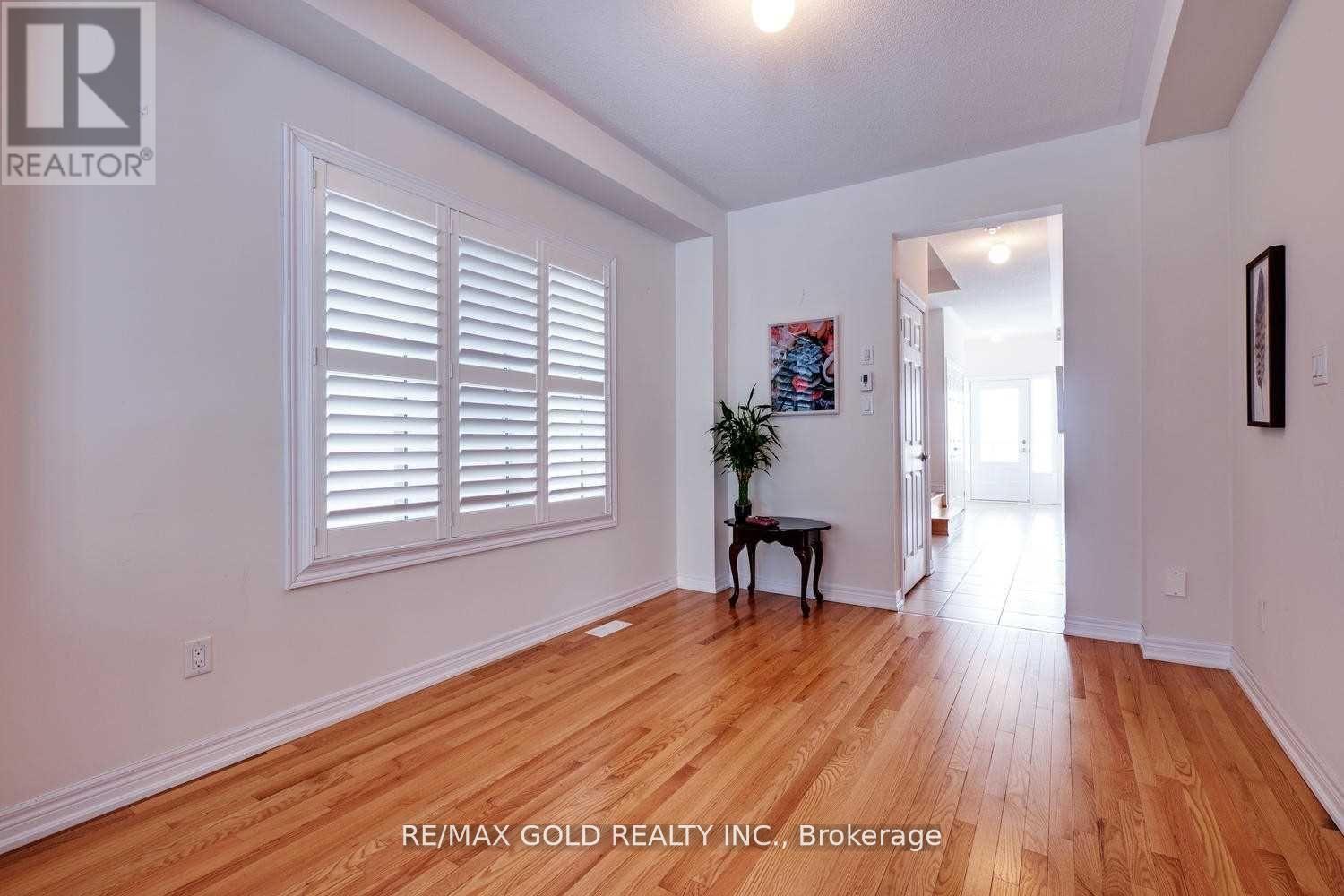 71 Lanark Circle, Brampton, Ontario  L6X 5L3 - Photo 5 - W12680808