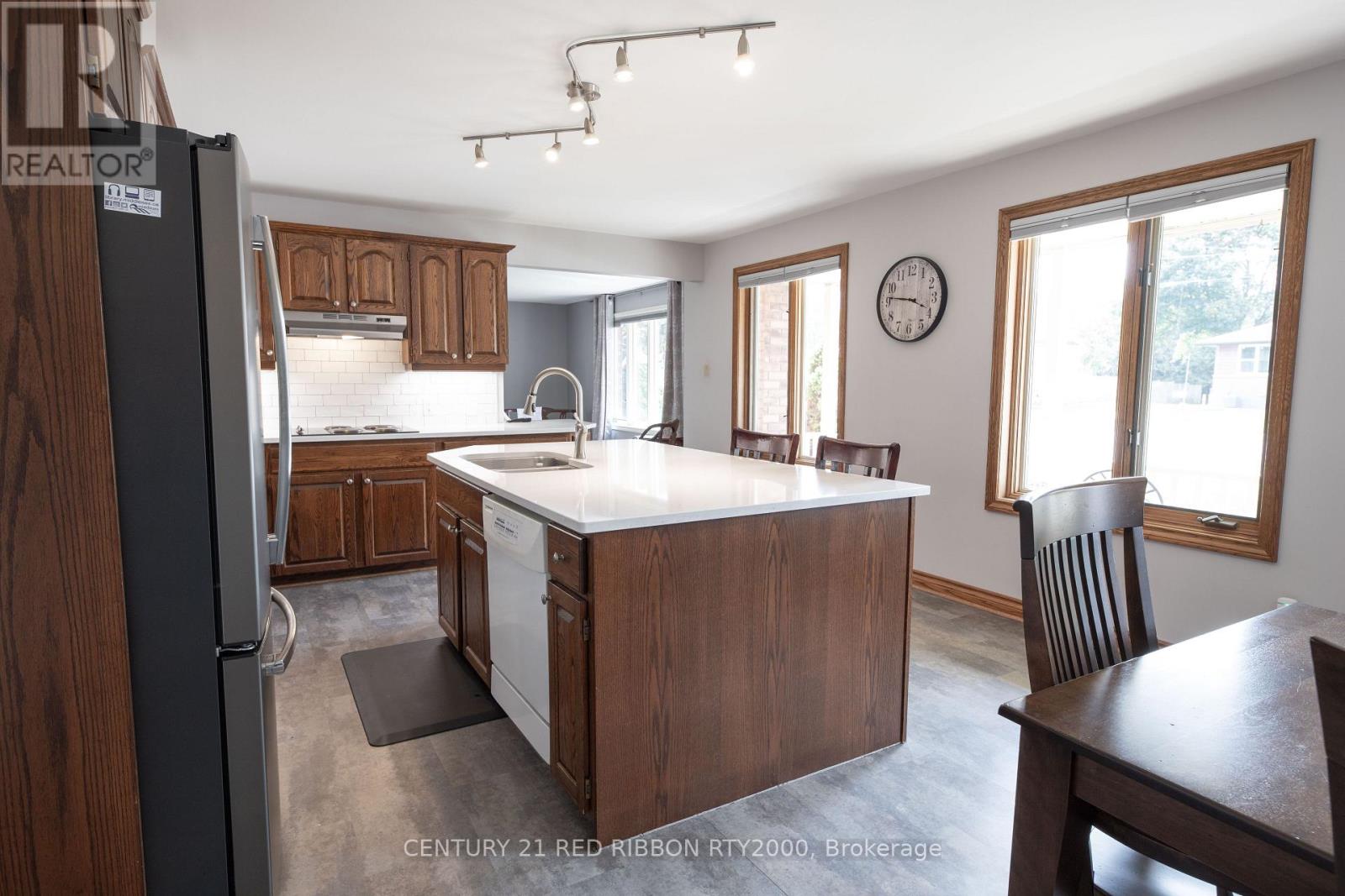 51 Queen Street, Strathroy-Caradoc, Ontario  N7G 2H5 - Photo 10 - X12681200