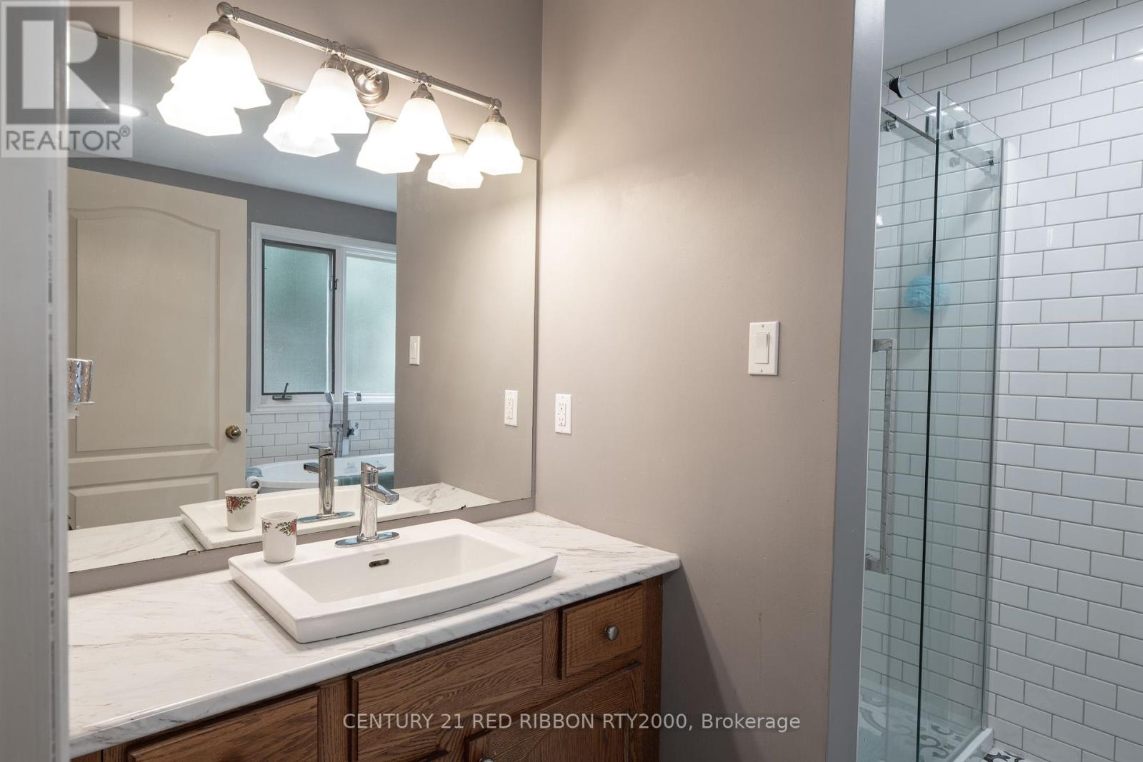 51 Queen Street, Strathroy-Caradoc, Ontario  N7G 2H5 - Photo 18 - X12681200