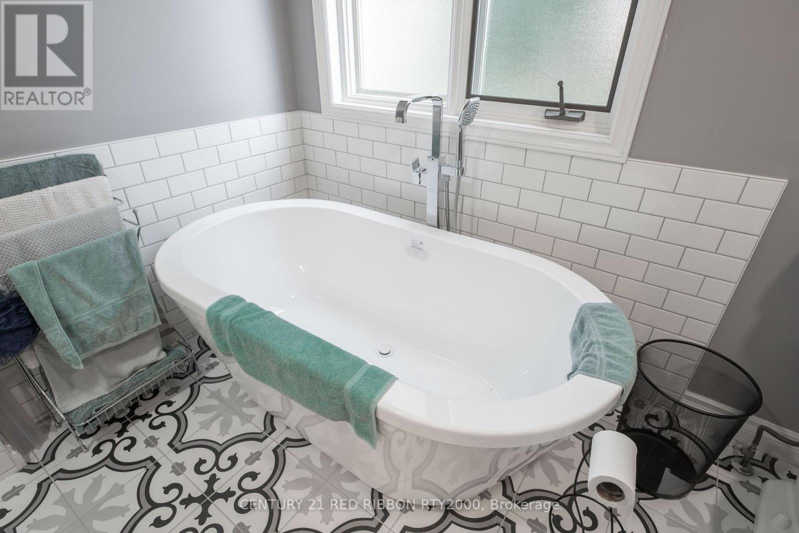 51 Queen Street, Strathroy-Caradoc, Ontario  N7G 2H5 - Photo 19 - X12681200