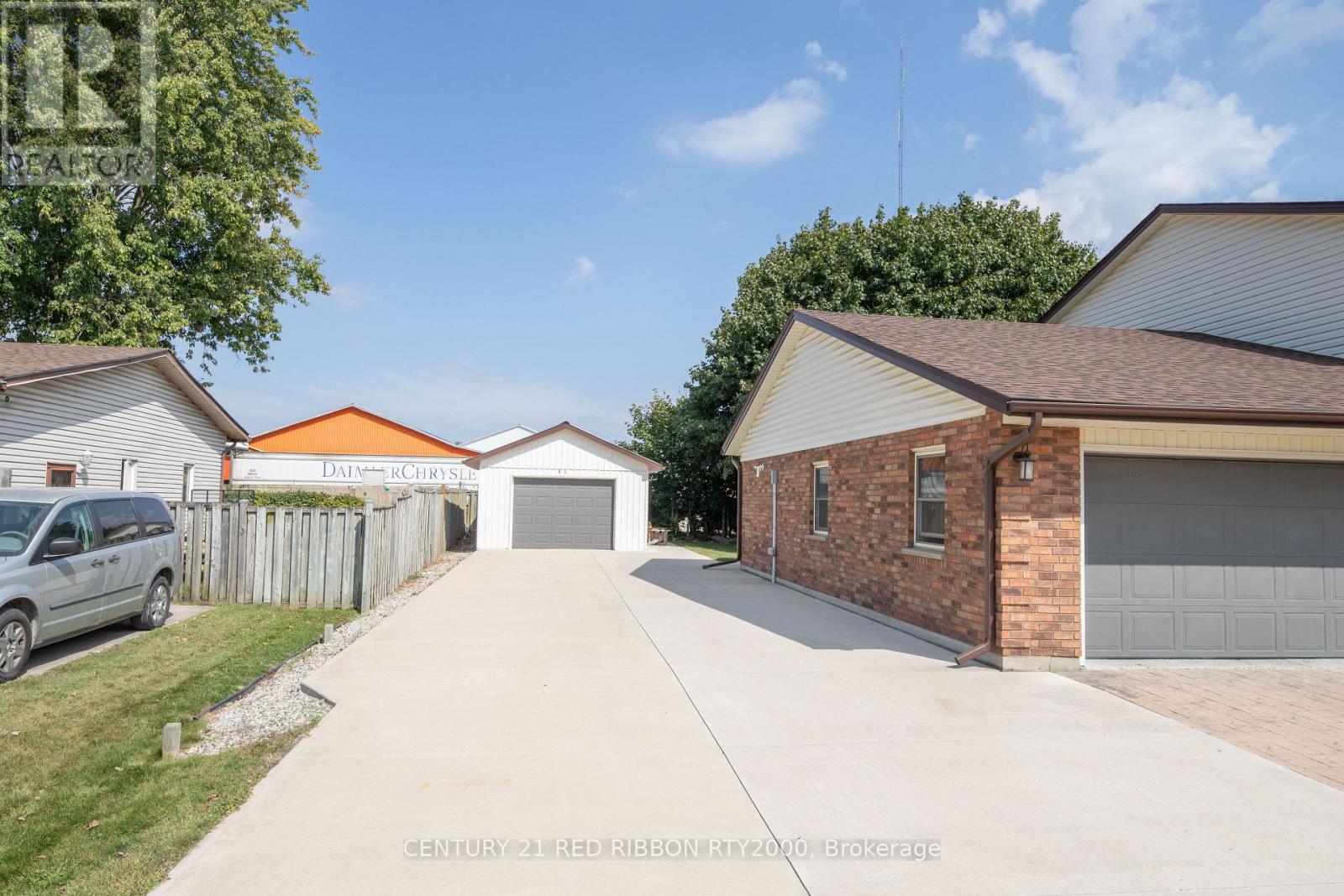 51 Queen Street, Strathroy-Caradoc, Ontario  N7G 2H5 - Photo 3 - X12681200