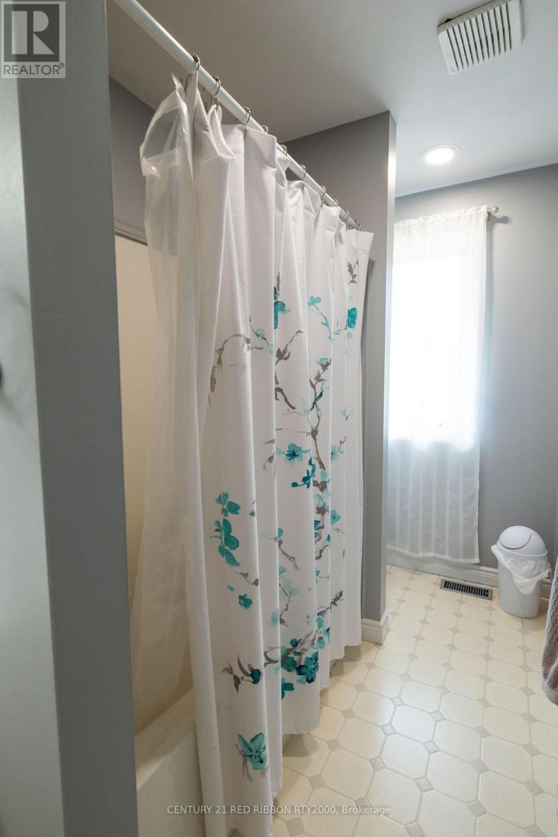 51 Queen Street, Strathroy-Caradoc, Ontario  N7G 2H5 - Photo 30 - X12681200