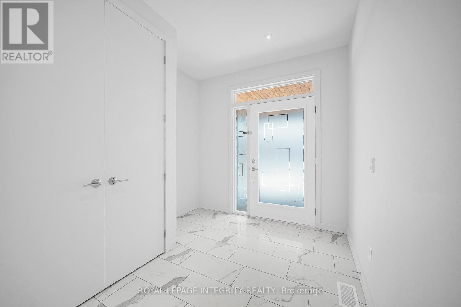 899 Ralph Hennessy Avenue, Ottawa, Ontario  K1X 0B1 - Photo 3 - X12681084