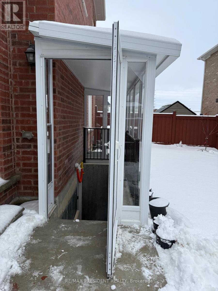 92 Humberstone Crescent, Brampton, Ontario  L7A 4C1 - Photo 2 - W12680724