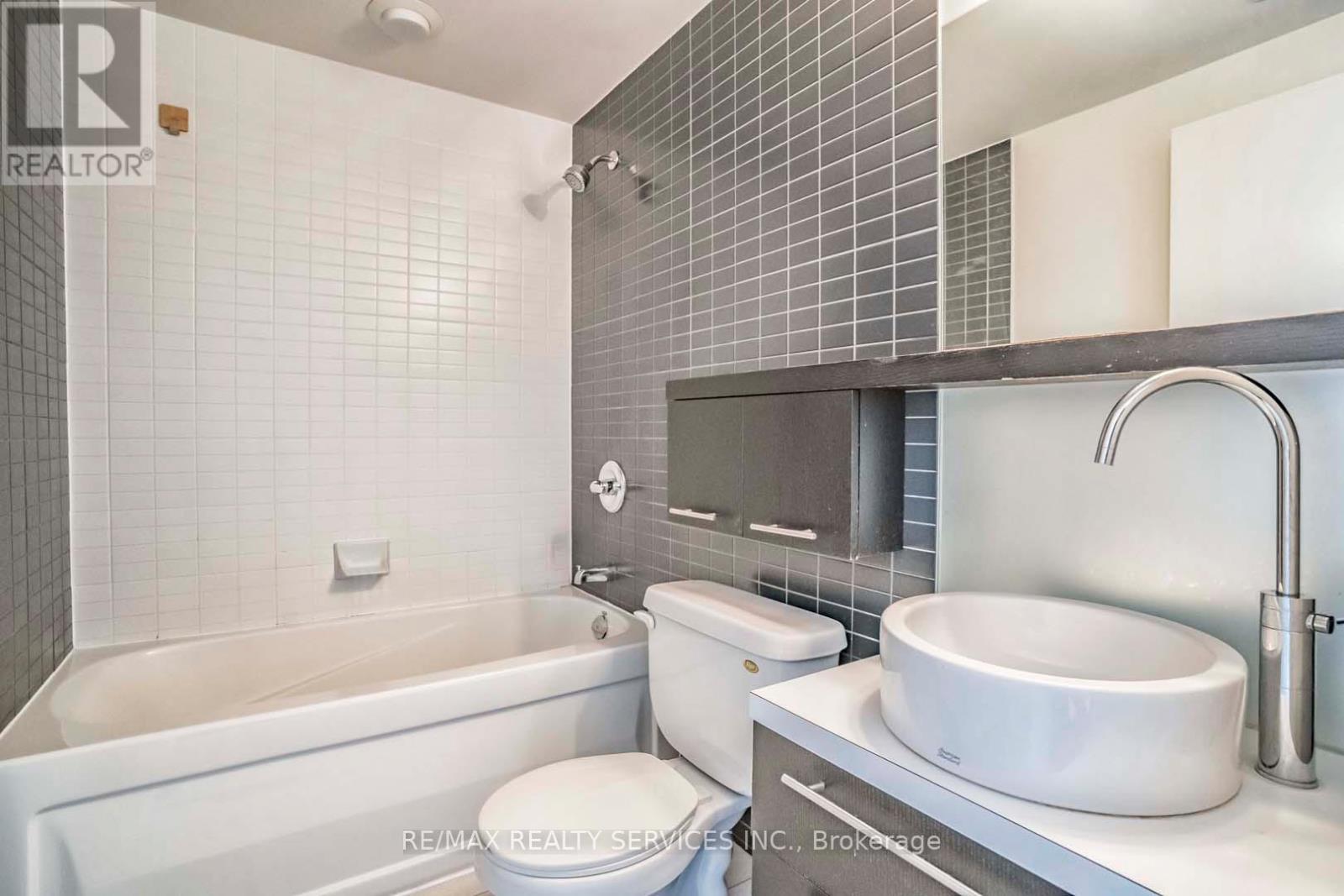 2402 - 25 Carlton Street, Toronto, Ontario  M5B 1L4 - Photo 11 - C12681132