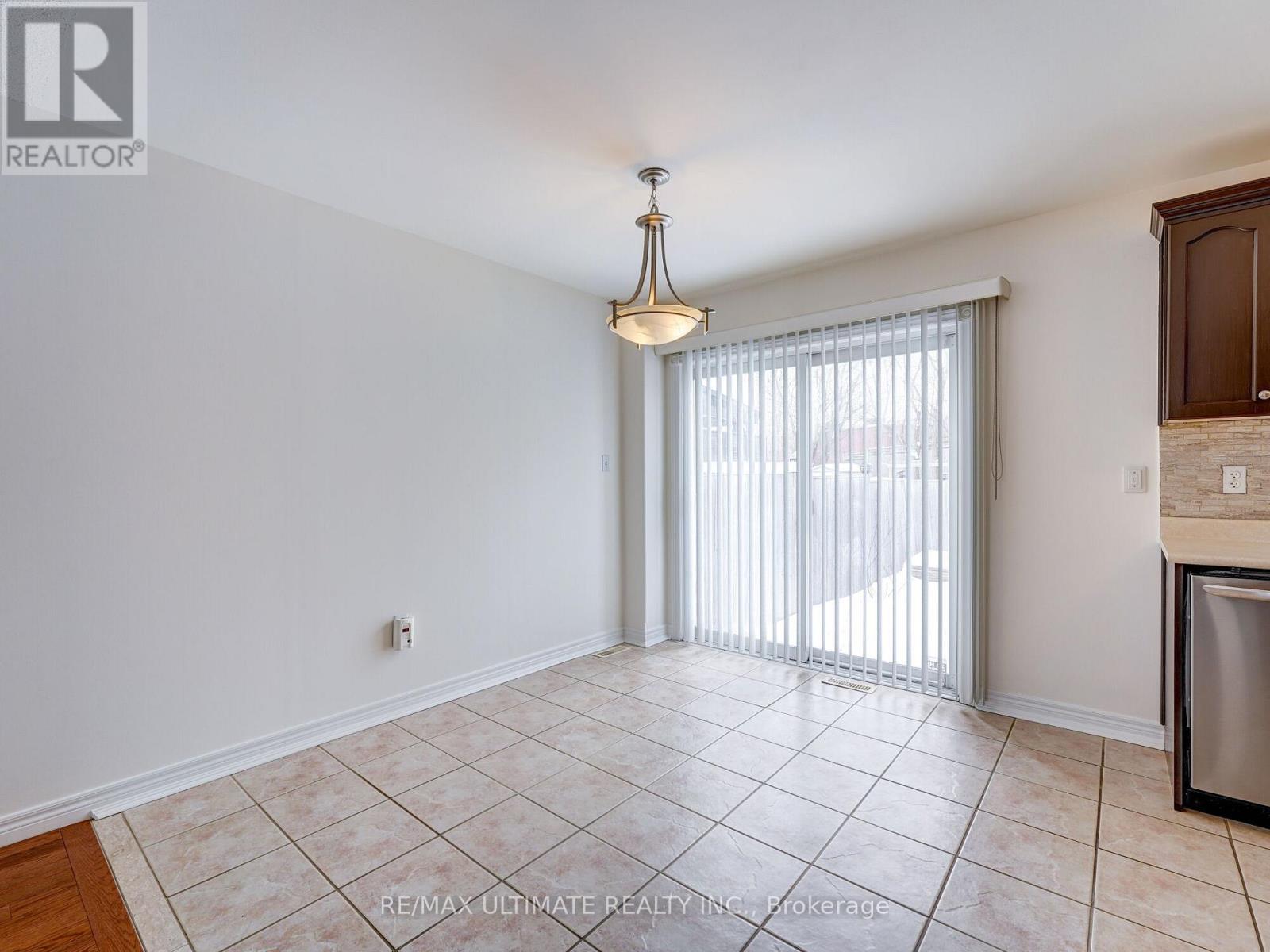 22 Wrendale Crescent, Georgina, Ontario  L4P 4C4 - Photo 5 - N12681244