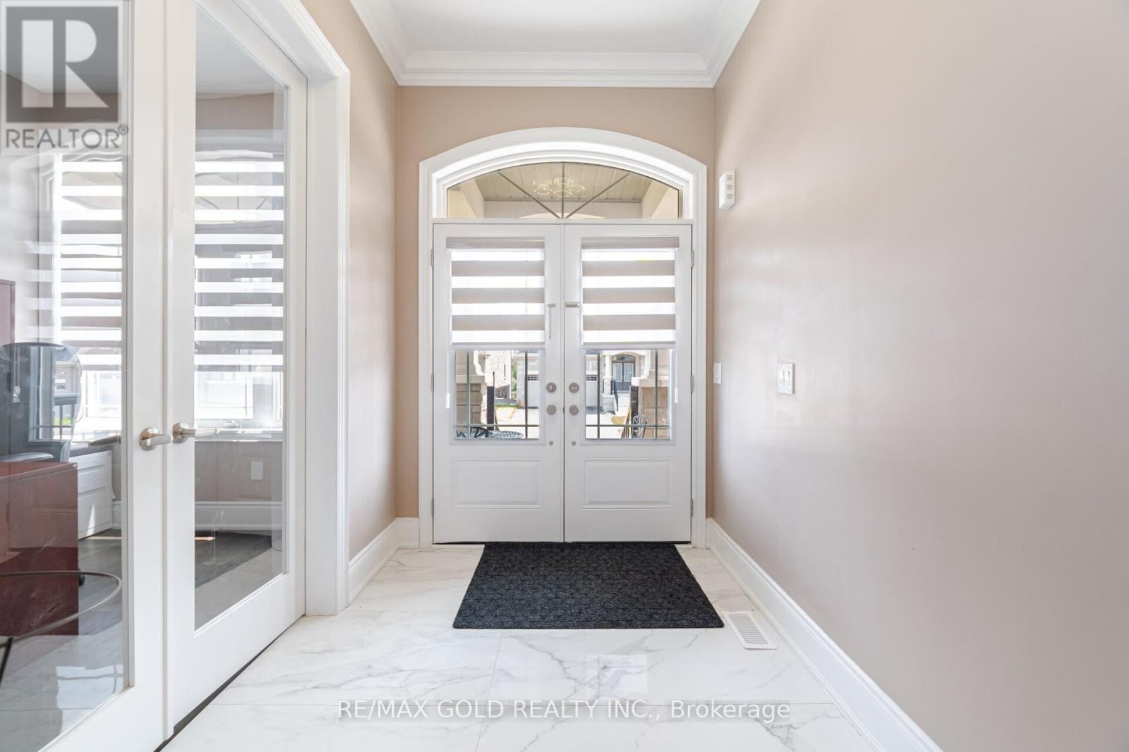 85 James Walker Avenue, Caledon, Ontario  L7C 4N1 - Photo 2 - W12681054