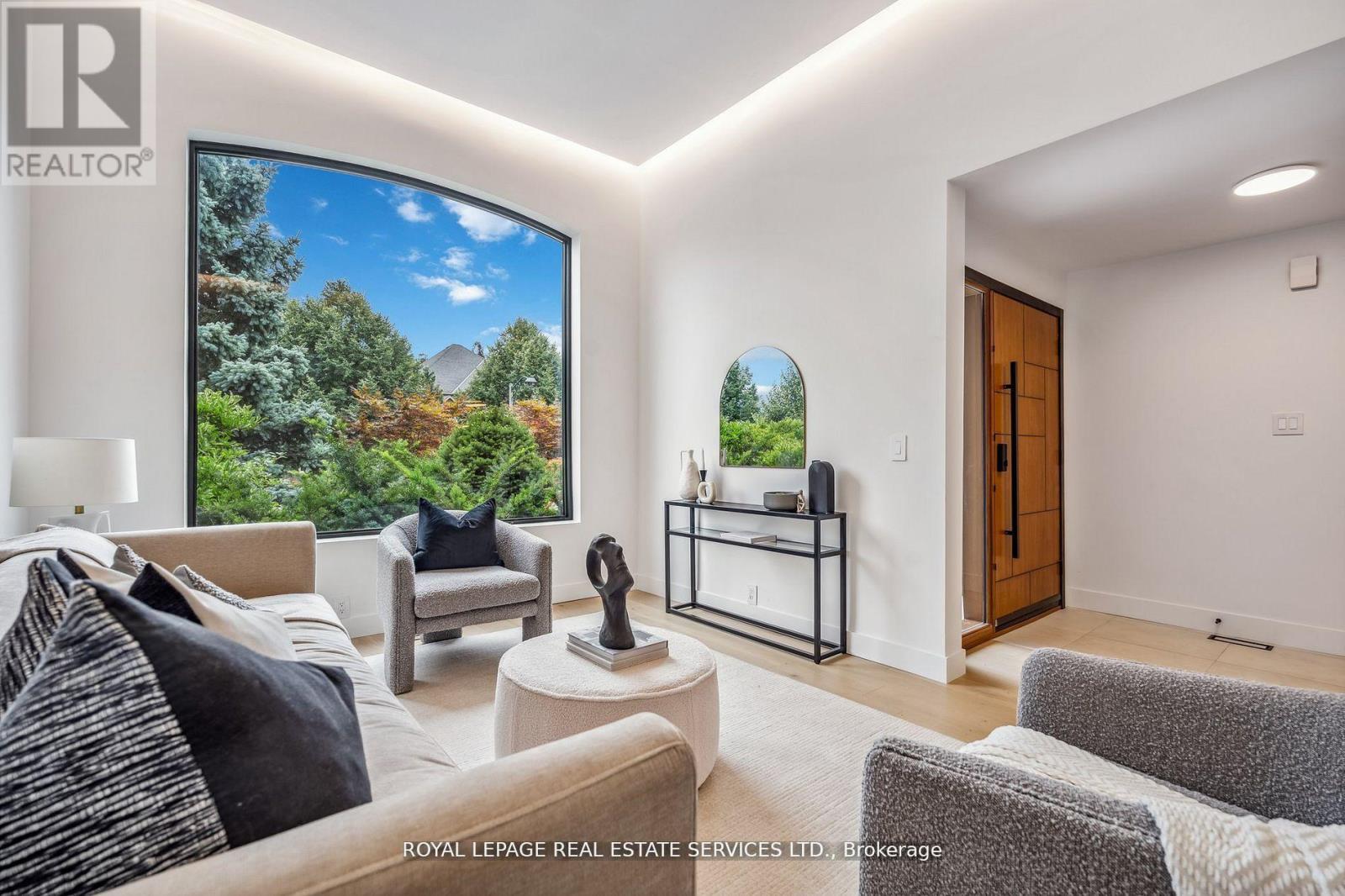 1657 Glenvista Drive, Oakville, Ontario  L6H 6K6 - Photo 3 - W12681104